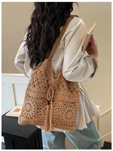 Detailansicht der Häkeltasche mit Fransenquasten und glattem Schultergurt aus Leder