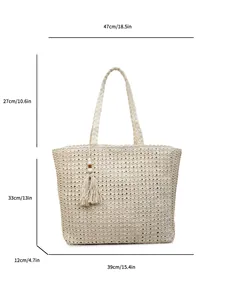 Grand sac de plage en paille beige avec pompons et dimensions détaillées incluses