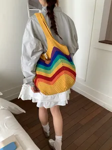 Regenbogenfarbene gestrickte Schultertasche mit V-Muster für den Strandurlaub