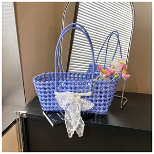 Détail du tissage ajouré du sac de plage violet avec grand nœud en dentelle et fleurs