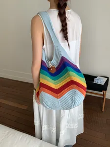 Häkel-Schultertasche mit Regenbogenstreifen, Wellenmuster und großem Design