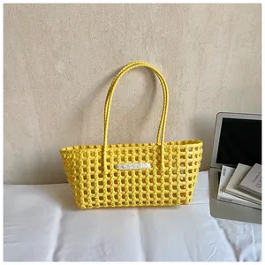 Détail du panier tressé jaune avec dentelle blanche et structure ajourée élégante