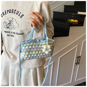 Detail der Stricktasche mit Tulpenmuster, Perlenknopf und Sonnenblumen-Anhänger