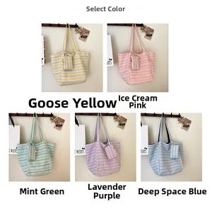 Detalle de conjuntos de bolsos tote de lona a rayas en amarillo pastel y rosa