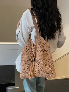 Boho Häkeltasche mit hohlen Blumenmustern, Quasten und Schulterriemen aus braunem Leder