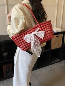 Panier tressé rouge avec nœud en dentelle blanche pour les vacances d'été