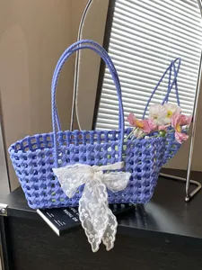 Panier de plage tressé violet chic avec nœud en dentelle et fleurs pour les vacances