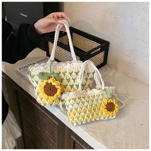 Detailansicht des handgehäkelten Sonnenblumen-Taschensets mit floralen Webmustern