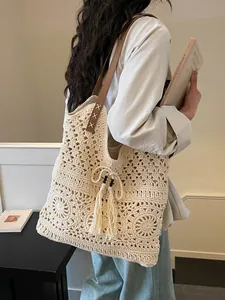 Gehäkelte Boho-Tragetasche mit Quasten aus Holzperlen und Leder-Schultergurten