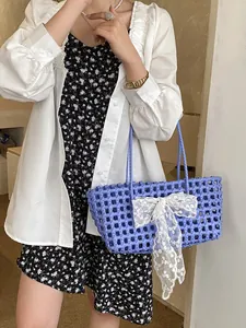 Sac cabas tissé violet avec nœud en dentelle blanche pour la plage et les vacances d'été