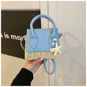 Détail du mini sac en paille avec garniture PU bleu clair et breloque étoile de mer