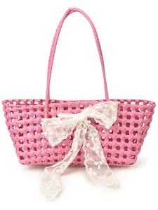 Sac panier tressé rose avec nœud en dentelle blanche pour la plage et les vacances