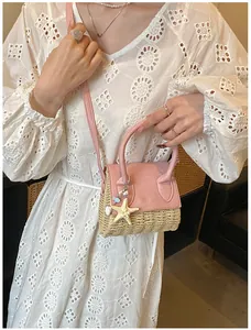 Détail du mini sac bandoulière en paille avec cuir rose et breloques étoile de mer