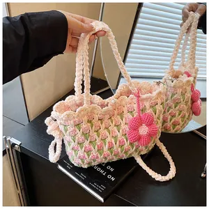 Detail der Strickstruktur einer handgehäkelten rosa Tulpen-Umhängetasche mit Perlen-Deko