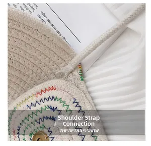 Détail de la sangle tissée avec coutures en zigzag colorées sur un sac de couleur crème