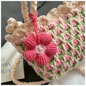 Nahaufnahme des handgestrickten Tulpenmusters der beigen Häkeltasche mit Perlenknopf