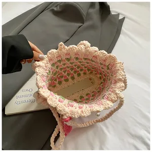 Detail der handgehäkelten rosa Beuteltasche mit Tulpenmuster und Perlenverschluss