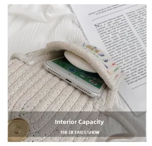 Détail d'un sac bandoulière tissé montrant la capacité pour un smartphone