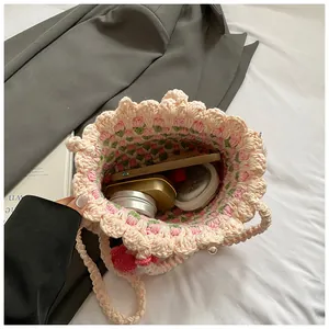 Detail der gehäkelten Tulpen-Tasche mit Perlenknopf und Platz für das Mobiltelefon