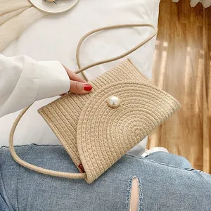 Sac bandoulière en paille pour femme avec perle ronde et texture tissée en spirale