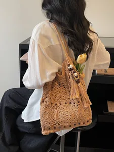 Borsa tote boho in maglia con motivi floreali a uncinetto e nappe per la spiaggia