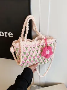 Handgefertigte Häkeltasche mit Tulpenmuster und dekorativem Blumenanhänger