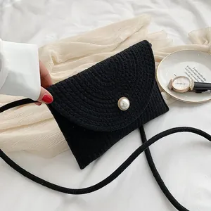 Sac bandoulière élégant en paille tressée noire avec bouton perle et fine bandoulière