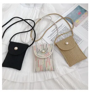 Détail de mini sacs tressés avec fermoir perle élégant et fine bandoulière
