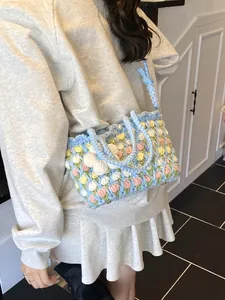 Handgefertigte Häkel-Umhängetasche mit Tulpenmuster und einem Perlenknopf-Verschluss