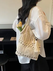 Borsa tote in maglia con fiori all'uncinetto e perline per le vacanze al mare