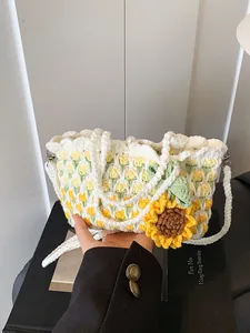 Handgefertigte Häkel-Umhängetasche mit Sonnenblume in Cremeweiß und Perlenverschluss