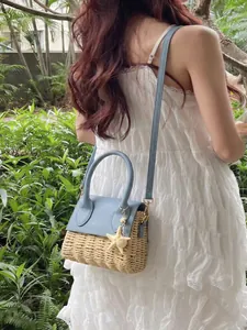 Mini sac de plage tressé en paille avec garniture en cuir bleu ciel et charm étoile