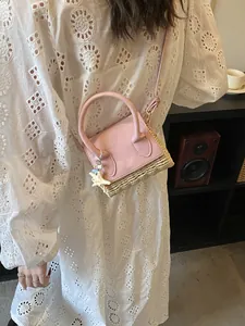 Mini sac à bandoulière en cuir rose et paille tressée pour femme avec étoile de mer