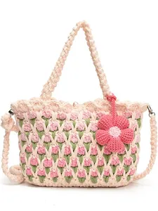 Handgefertigte gehäkelte Tulpen-Schultertasche mit Blumenanhänger in sanftem Cremeweiß