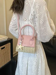 Mini sac de plage rose en paille et cuir avec pendentif étoile de mer et bandoulière chic