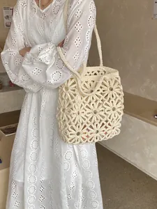 Handmade crochet flower tote bag in beige with hollow daisy patterns for beach holidays