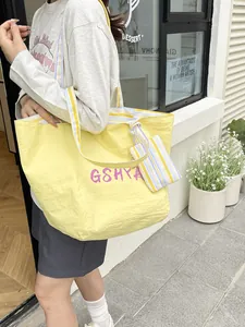 Bolso tote de nylon amarillo con correas a rayas y mini estuche para mujer