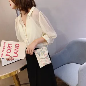 Petit sac bandoulière tissé à la main avec motifs ondulés colorés et fermoir perle