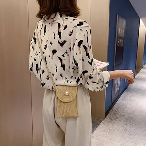 Mini sac à bandoulière tissé en paille avec bouton perle et fine lanière pour l'été