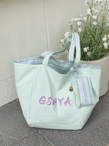 Bolso tote grande verde menta con estampado GSHYA morado y monedero a rayas a juego