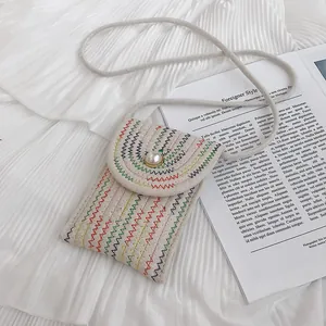 Petit sac bandoulière tissé avec broderie vagues colorées et bouton perle