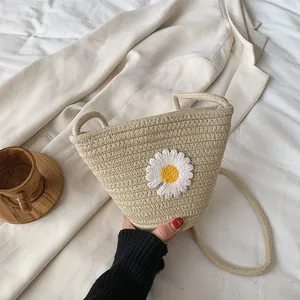Sac bandoulière en paille tressée pour femme avec broderie marguerite et style seau