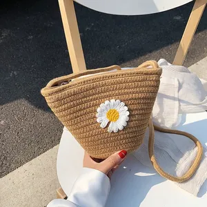 Sac bandoulière en paille fait main avec détail de marguerite et bandoulière en corde