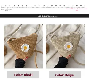 Détail des sacs en paille tissée kaki et beige orné de fleurs de marguerite au crochet