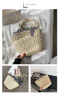 Dettaglio borsa shopper in paglia beige con nastro a quadretti blu e bianchi sul manico