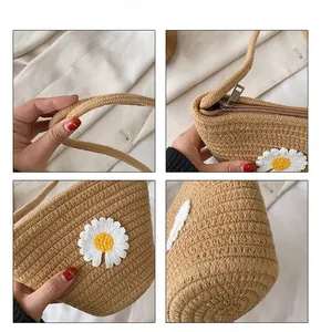 Détails du sac en paille tressée avec marguerite tricotée et fermeture à glissière