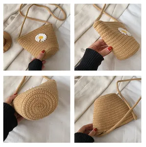 Vues détaillées du sac seau en paille tressée kaki avec décor de marguerite blanche