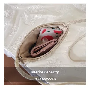 Vue intérieure du sac seau en paille beige avec rangement pour téléphone et portefeuille