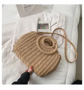 Grande borsa in paglia intrecciata con manici rotondi e tracolla in stile estivo