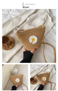 Détails de la texture du sac en paille kaki avec application de marguerite blanche